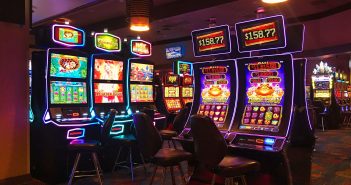 Spielautomaten in einem terrestrischen Casino