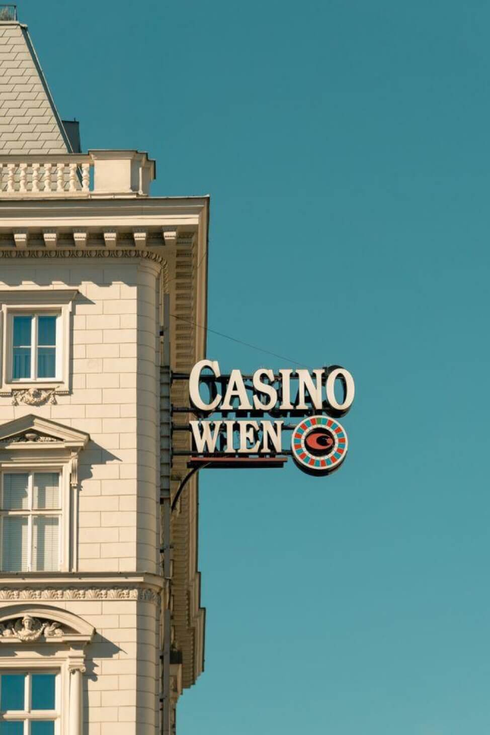 Casino Wien – Außenansicht des Wiener Casinos mit markantem Casino-Schild an einem historischen Gebäude. - Fotocredit: Pau Sabaté / Pexels
